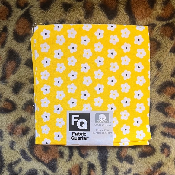 🏷️ bright yellow cotton fabric with cute daisy pattern - Picture 1 of 5
